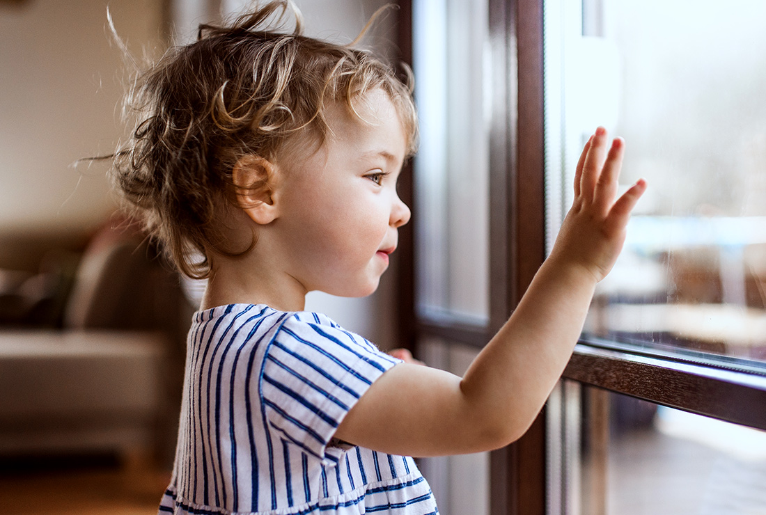 Bambina vicino alla finestra TecnoEdil Avezzano