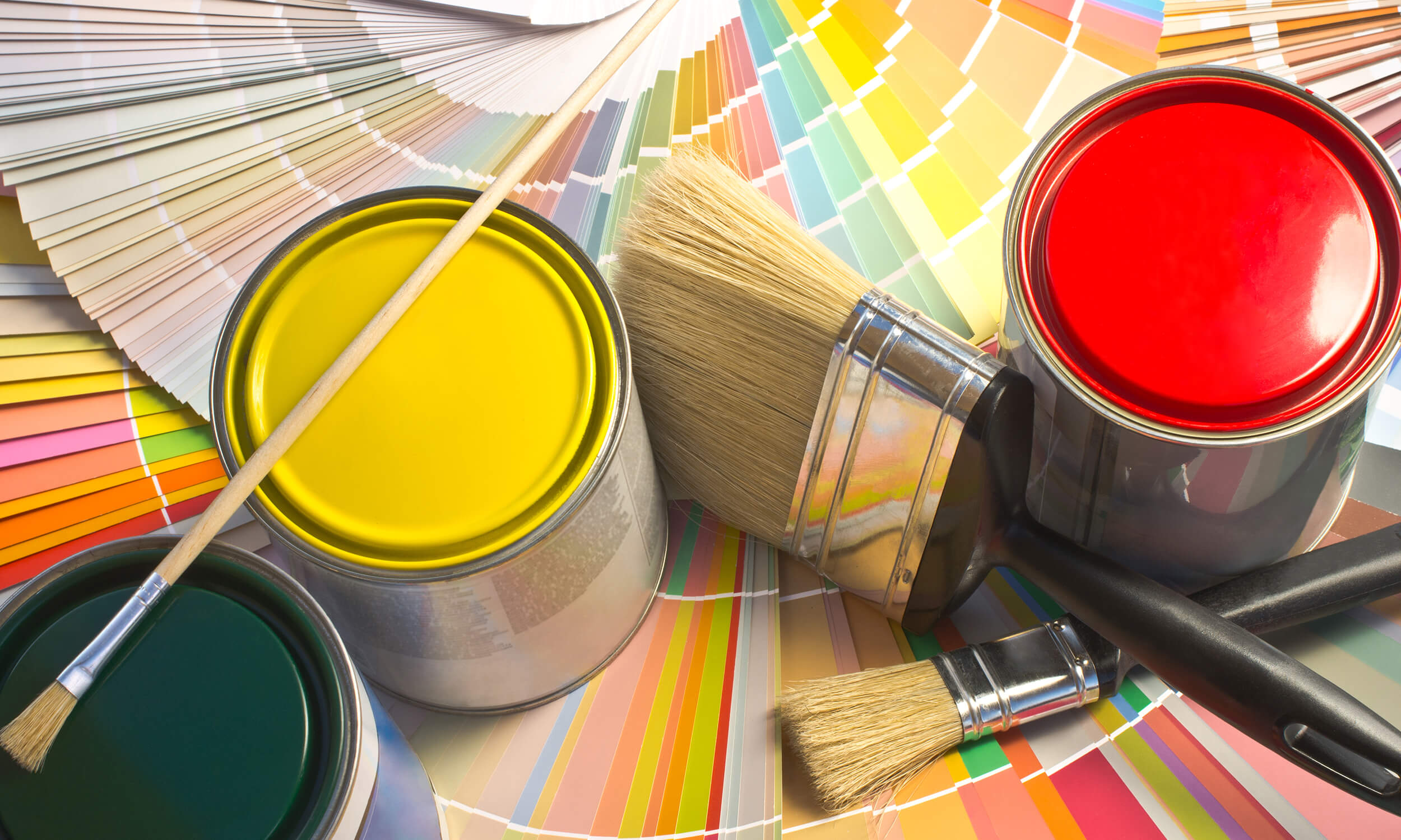 Palette di colori e barattoli di vernice colorata