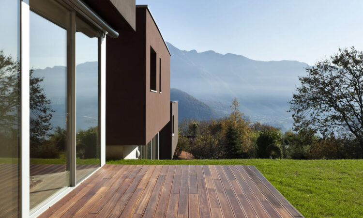 Casa in legno con portico in legno